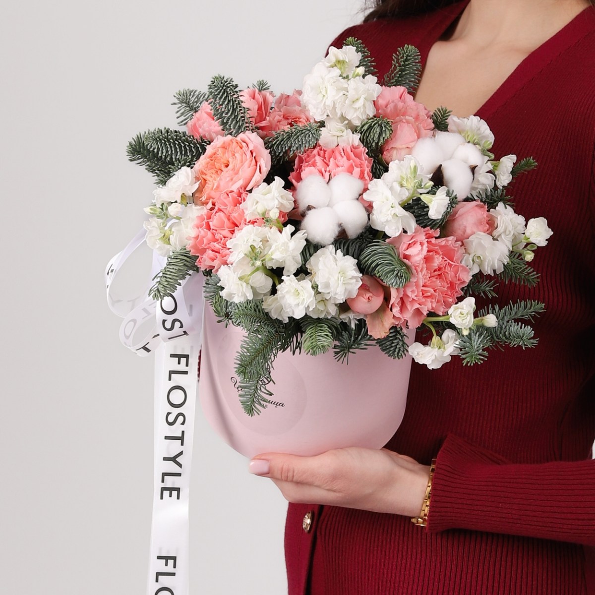 zimnyaya kompoziciya s pionovidnoj rozoj i goluboj elyu 3